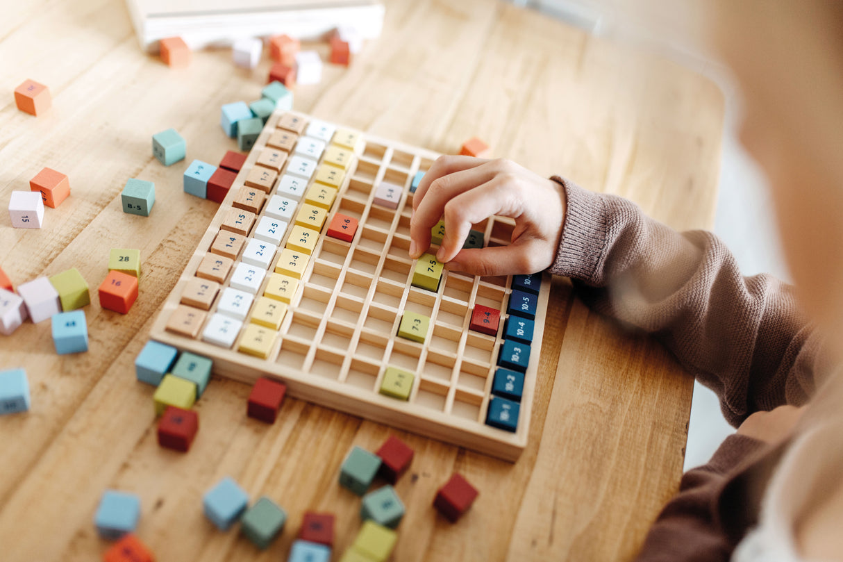 Tabla Înmulțirii Colorată "Educate" – Joc din Lemn pentru Învățarea 1x1, Cuburi cu Probleme și Soluții, Perfect pentru Școala Primară