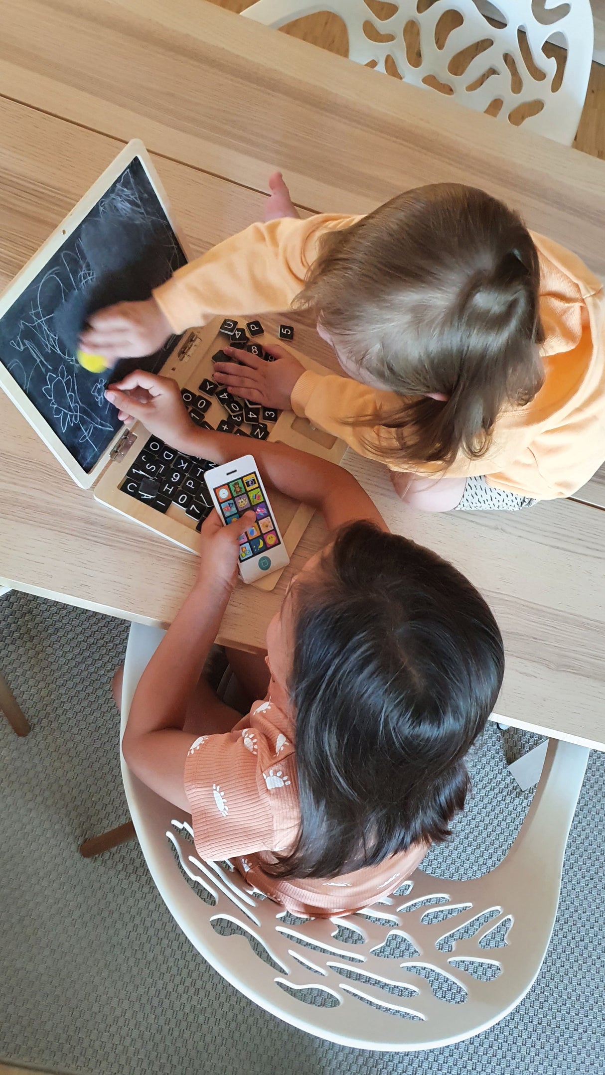 Laptop din Lemn cu Tablă Magnetică – Jucărie Educativă pentru Copii, Include Creta, Smartphone din Lemn, Pliabil și Compact pentru Deplasări
