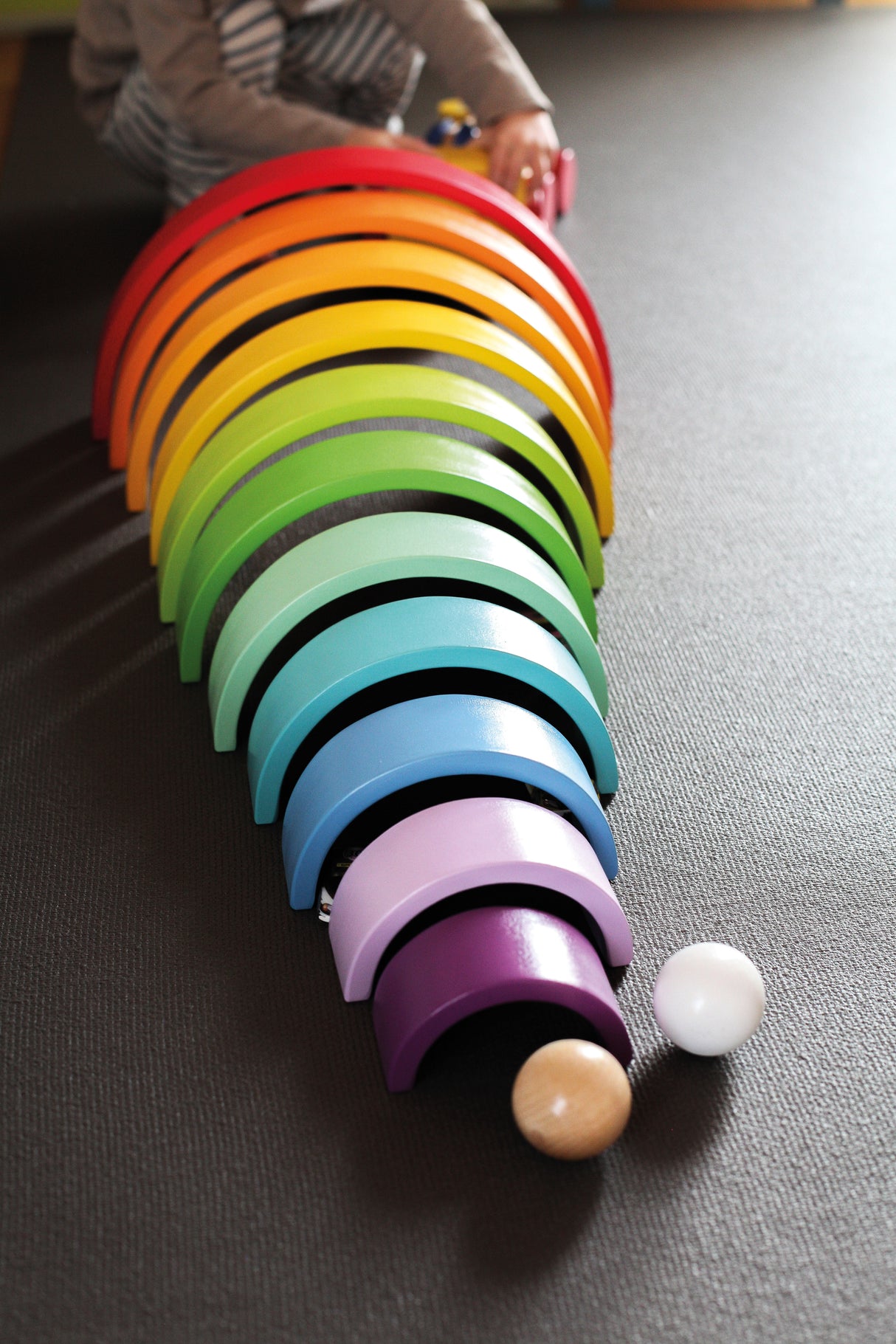 Cuburi de Construit Curcubeu XL – Set din Lemn cu 12 Arcade Colorate și 2 Bile, pentru Construit, Stivuit și Sortat, Dezvoltă Creativitatea