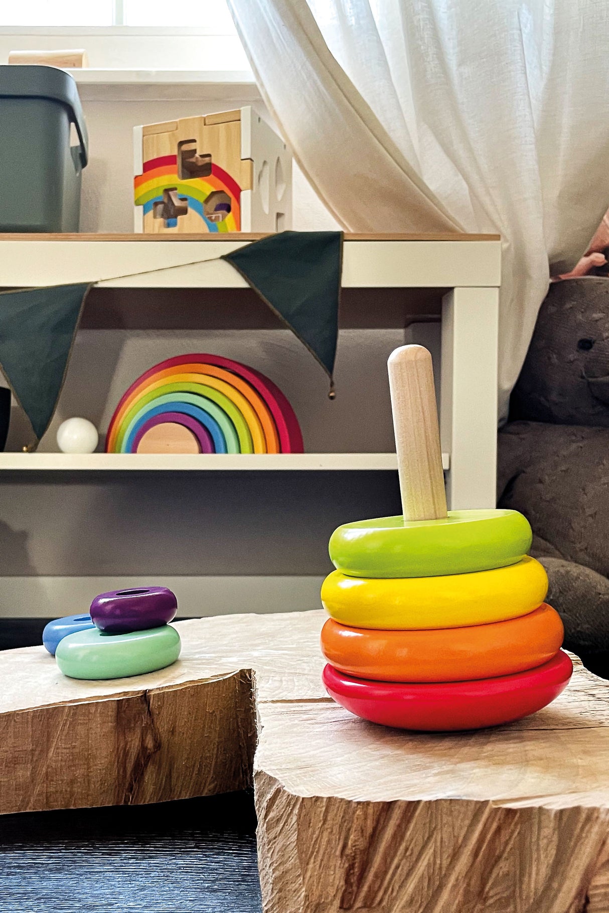 Turn de Stivuit Curcubeu – Jucărie de Activitate din Lemn cu 6 Inele Colorate, Bază care se Leagănă, Premiat spiel gut®
