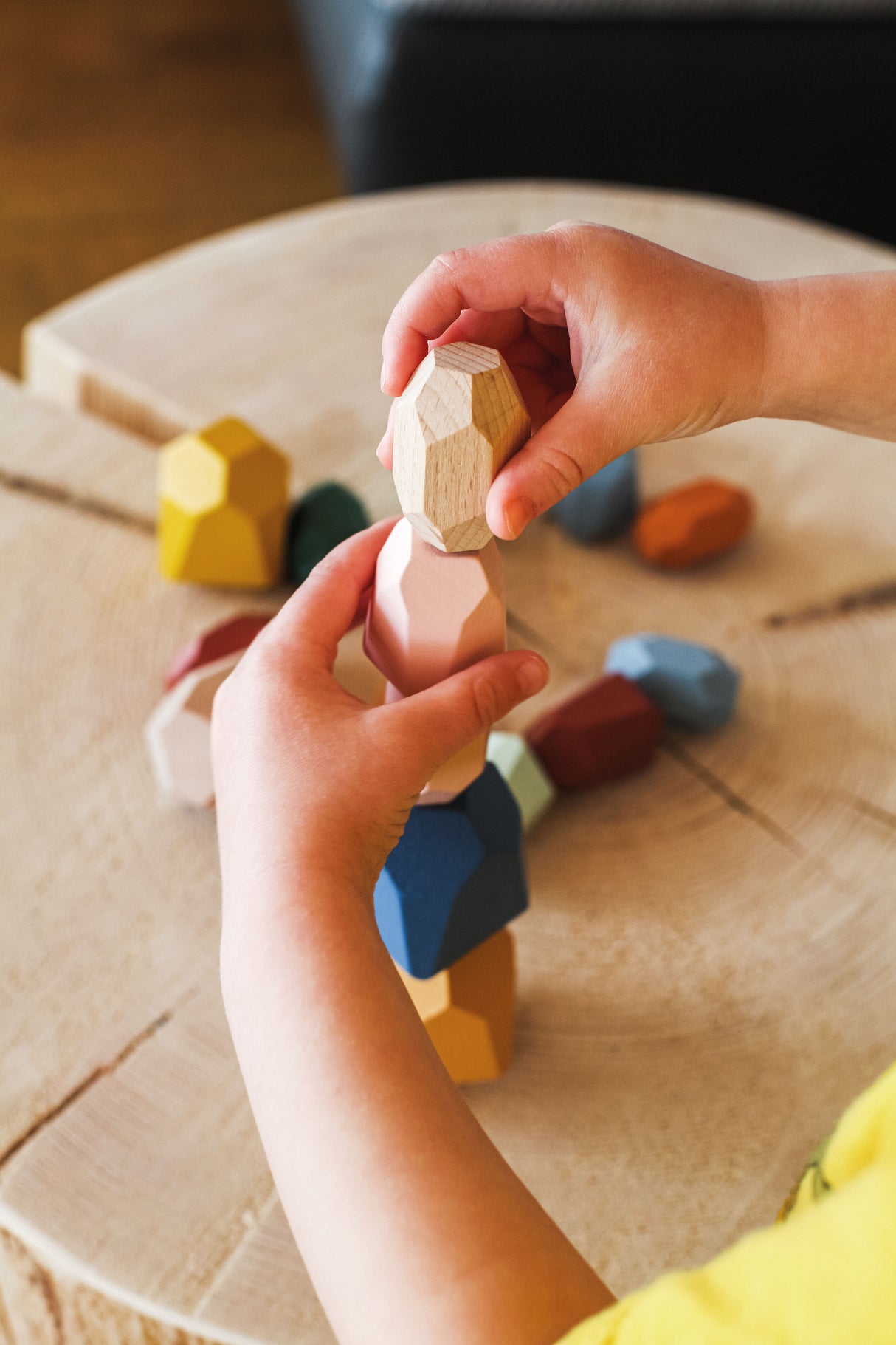 Cuburi de Echilibru Montessori – Set 18 Piese din Lemn cu Forme Neregulate, Stivuire Provocatoare, Culori Moderne, Pietre de Meditație