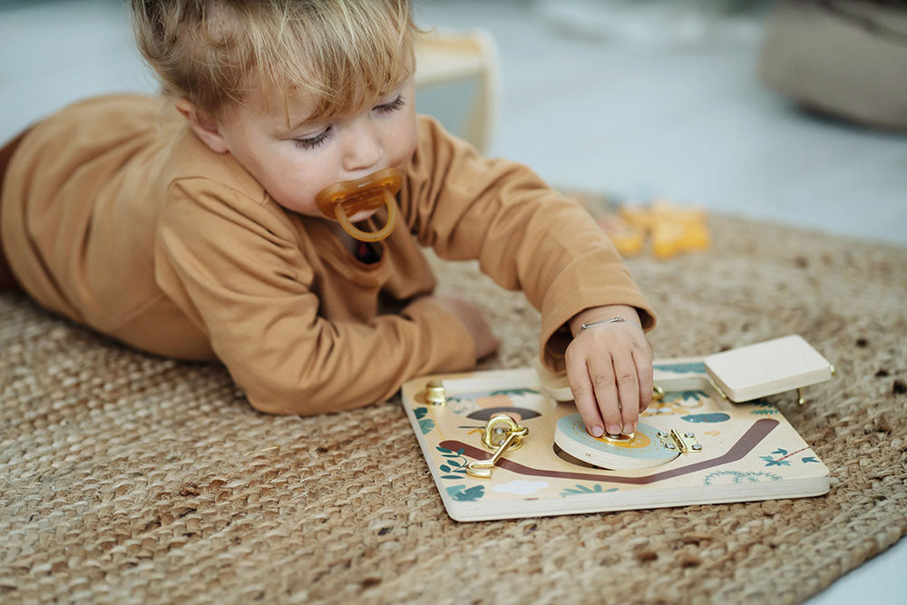 Panou Activitate cu Încuietori "Safari" – Jucărie Montessori din Lemn cu Zăvoare, Cârlige și Uși cu Animale Ascunse, Multifuncțională