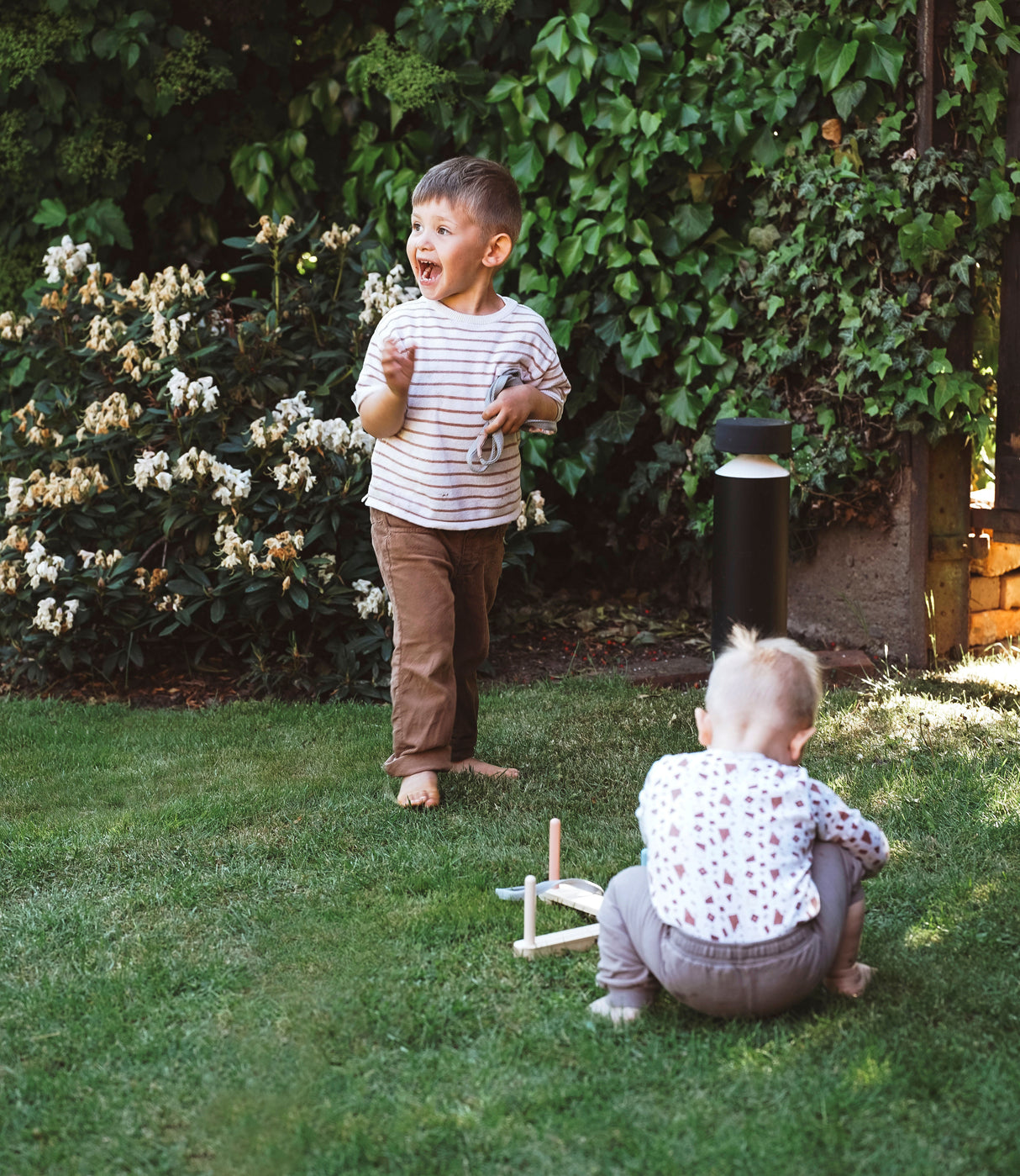 Joc Aruncare Inele "Garden Buddies" – Set din Lemn cu 5 Bețe și 5 Inele Moi, Animale Prietenoase, Pentru Interior și Exterior