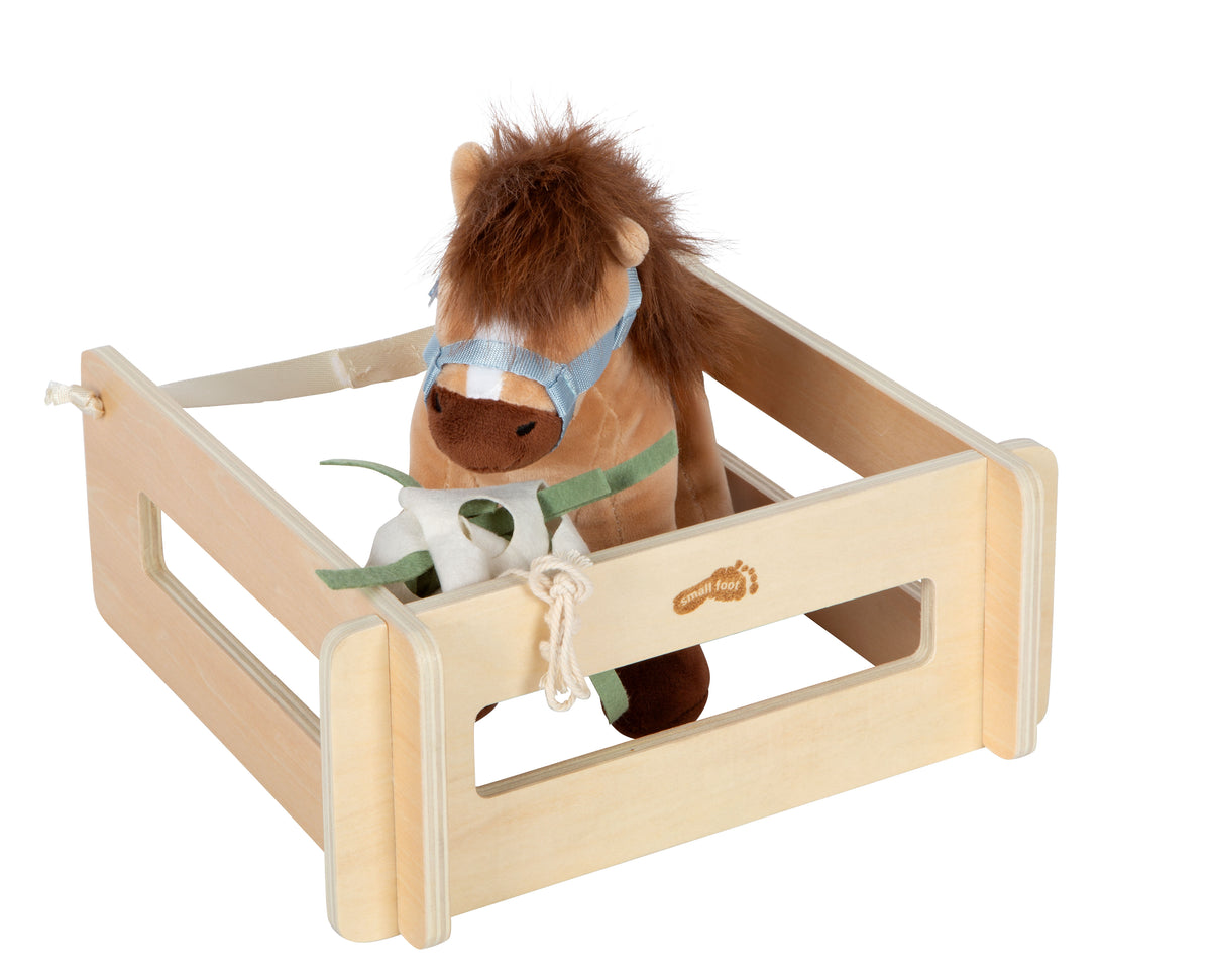 Cal de pluș cu săculeț de hrană în țarc