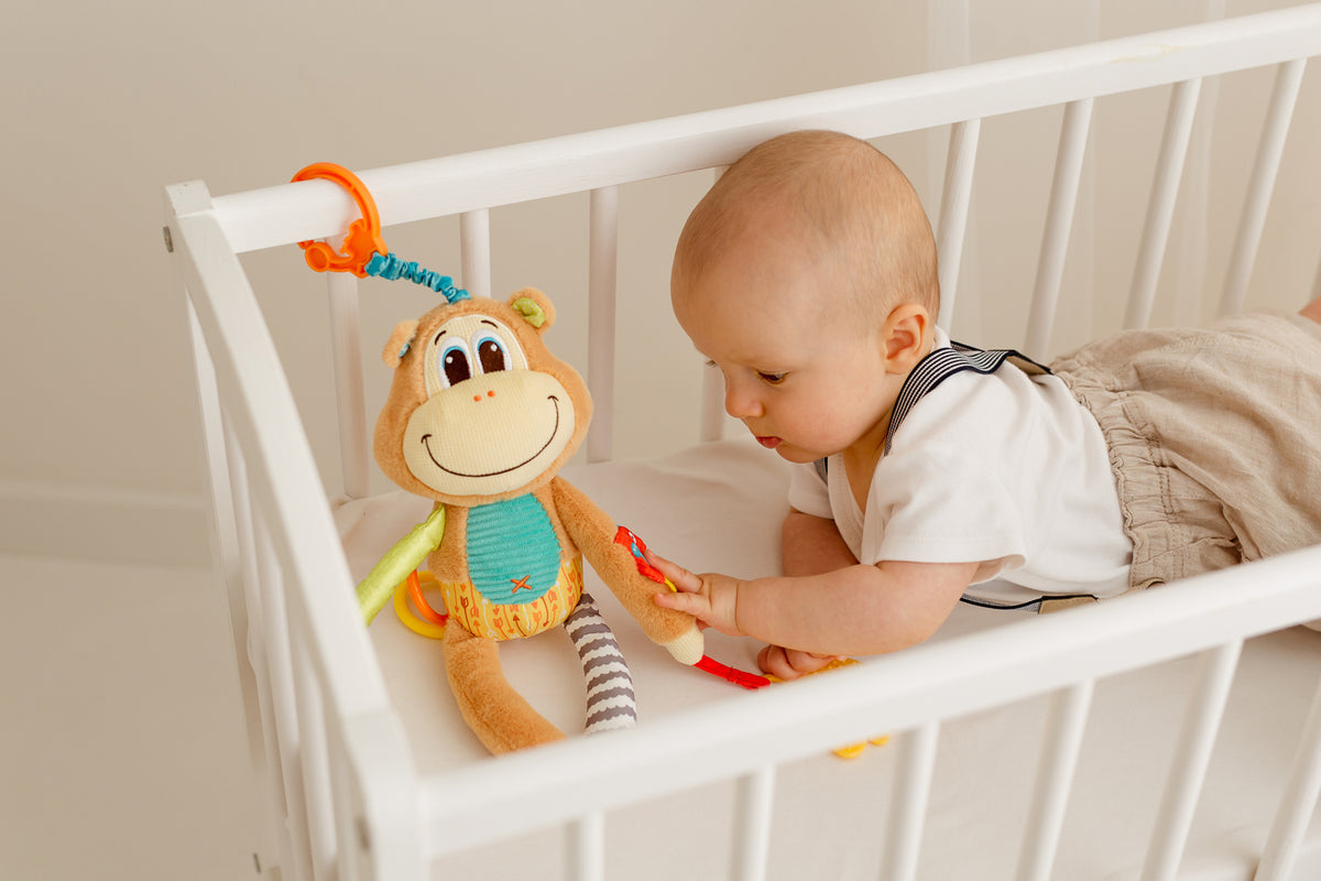 Jucărie Suspendată Maimuțica Marcis cu Cutiuță Muzicală – Melodie de Leagăn, Inel de Dentiție Banane și Element Foșnitor, pentru Bebeluși 0+