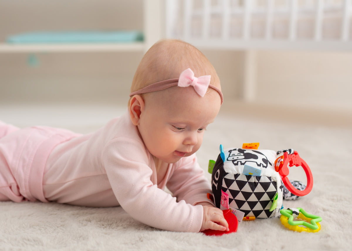 Jucărie Suspendată Cub Sensory – Cifre, Animăluțe și Modele Contrastante, Etichete Texturate și Inele de Dentiție Colorate, pentru Bebeluși 0+
