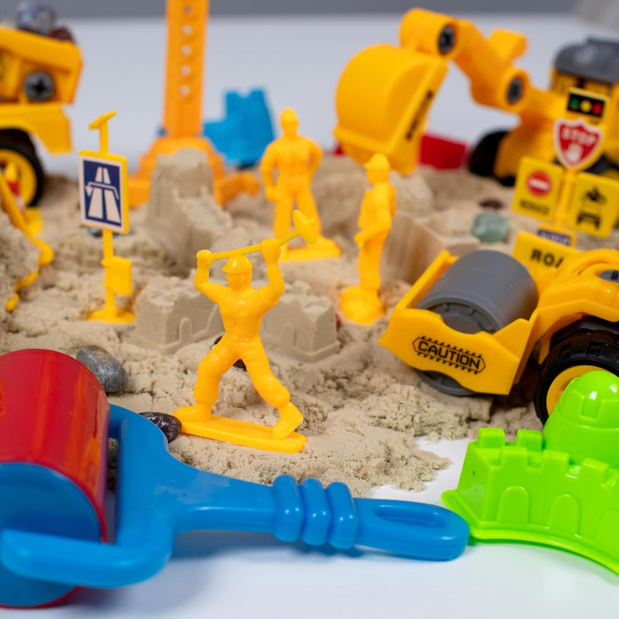 Sensory Bin: Construction Zone - Cutie Senzorială Completă cu Nisip Magic, Vehicule, Muncitori și Accesorii Diverse