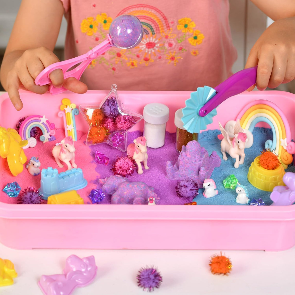 Sensory Bin: Unicorn Valley - Cutie Senzorială Completă cu Nisip Kinetic, Unicorni, Castel și Accesorii Diverse