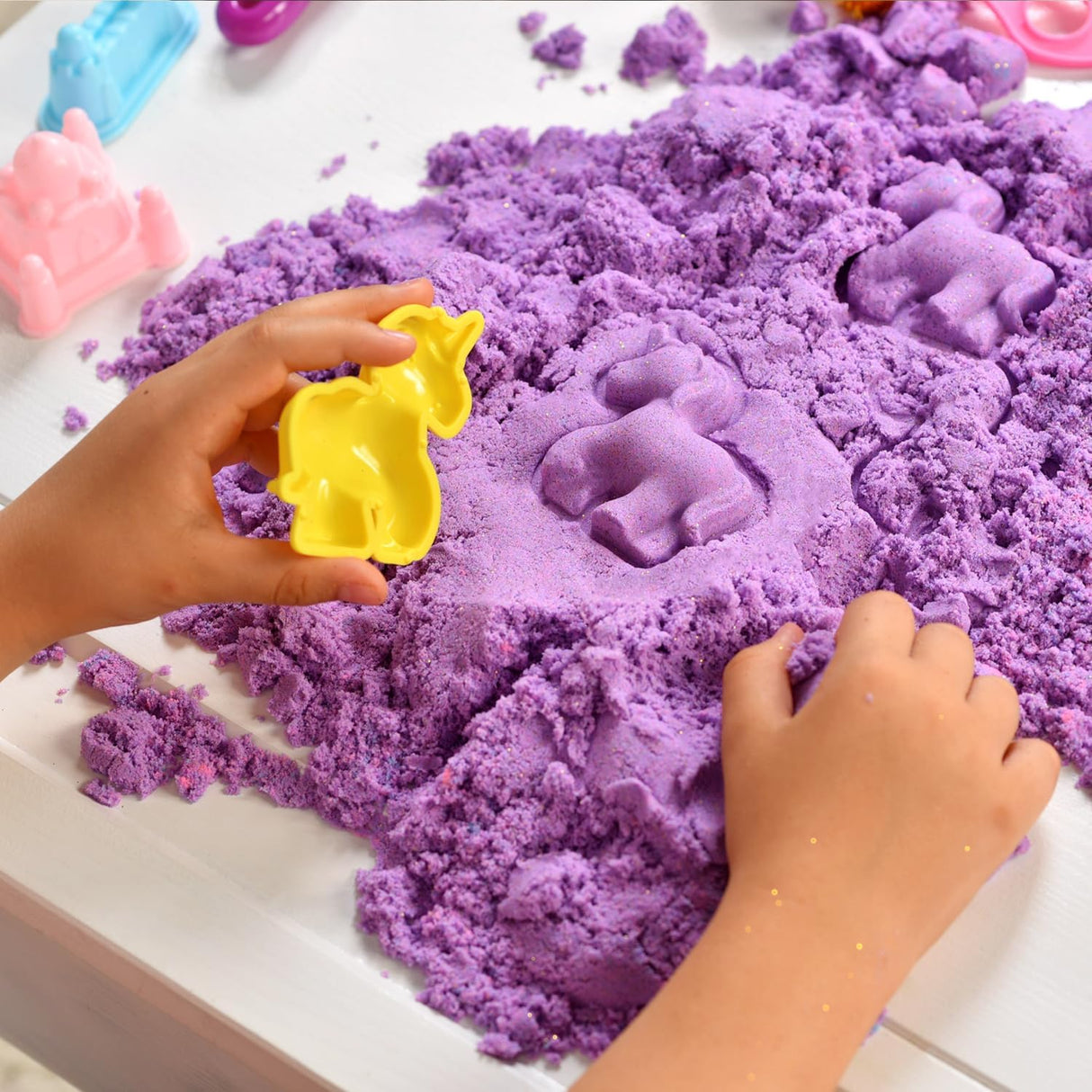 Sensory Bin: Unicorn Valley - Cutie Senzorială Completă cu Nisip Magic, Unicorni, Castel și Accesorii Diverse