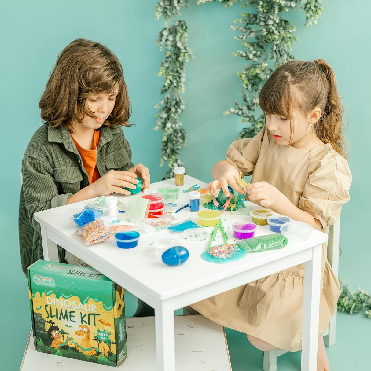Dinosaur Slime Kit pentru Băieți și Fetițe – 12 Slime-uri Colorate, Dinozauri Fosforescenți, Pudră cu Sclipici și Accesorii Diverse, Cadoul Ideal