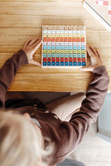 Tabla Înmulțirii Colorată "Educate" – Joc din Lemn pentru Învățarea 1x1, Cuburi cu Probleme și Soluții, Perfect pentru Școala Primară
