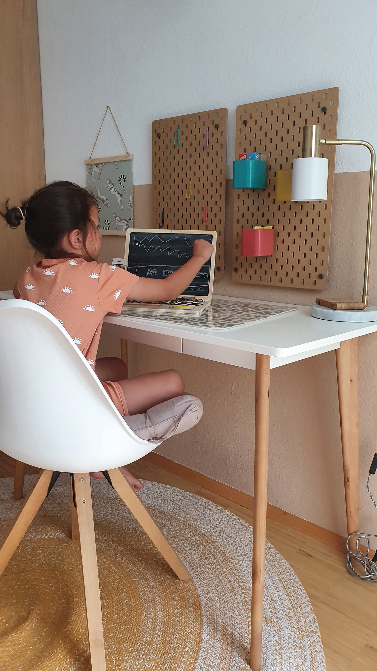 Laptop din Lemn cu Tablă Magnetică – Jucărie Educativă pentru Copii, Include Creta, Smartphone din Lemn, Pliabil și Compact pentru Deplasări