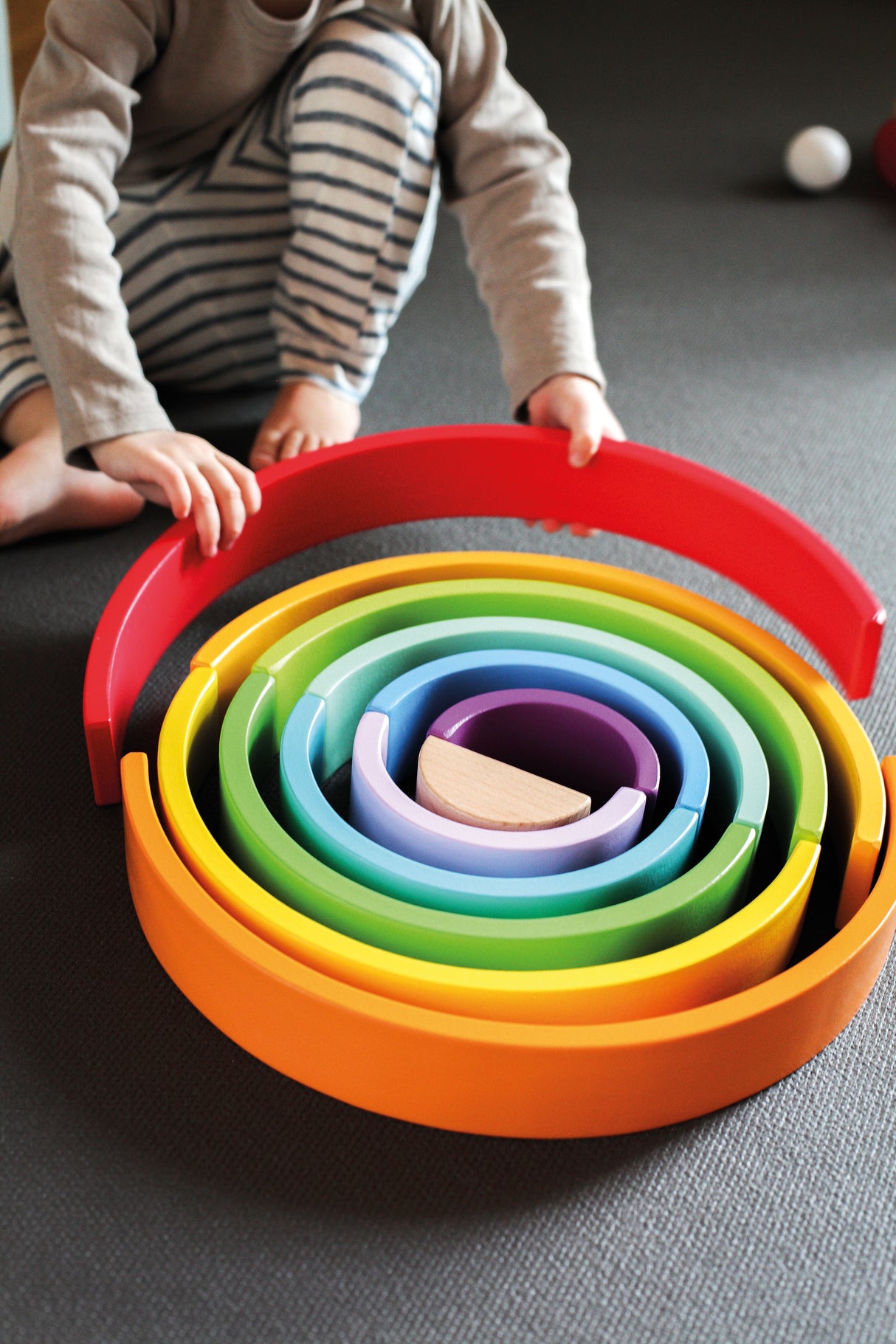 Cuburi de Construit Curcubeu XL – Set din Lemn cu 12 Arcade Colorate și 2 Bile, pentru Construit, Stivuit și Sortat, Dezvoltă Creativitatea