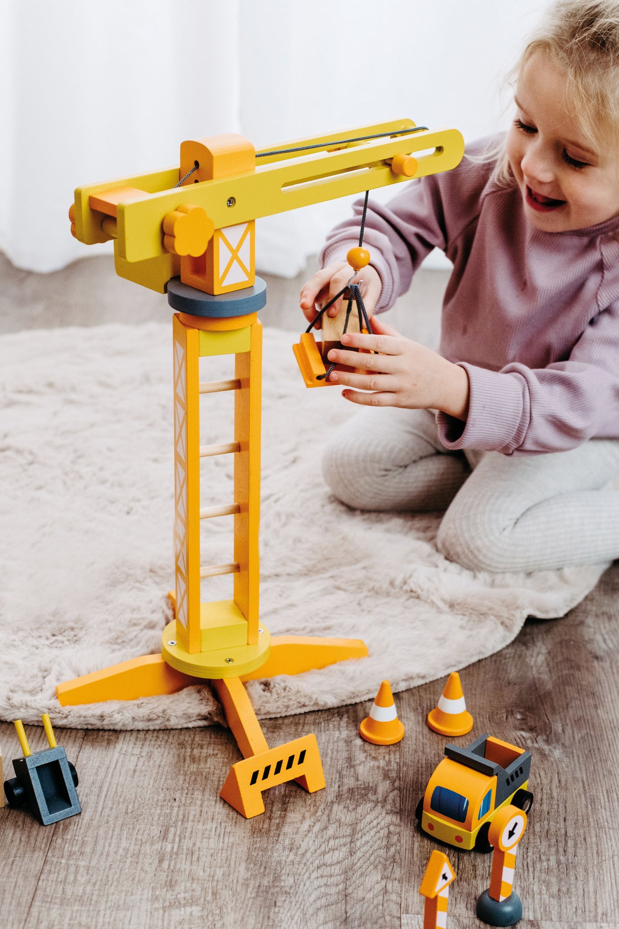 Macara cu Accesorii Șantier – Set Complet din Lemn pentru Copii, Rotire 360°, Braț Mobil cu Cârlig, Muncitori și Semne, Joc Constructor