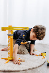 Macara cu Accesorii Șantier – Set Complet din Lemn pentru Copii, Rotire 360°, Braț Mobil cu Cârlig, Muncitori și Semne, Joc Constructor