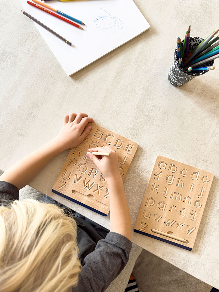 Set Tăblițe de Scriere "Educate" FSC 100% – 2 Tăblițe din Lemn Certificat cu Ustensile Creion, Exersare Litere Majuscule, Minuscule și Cifre