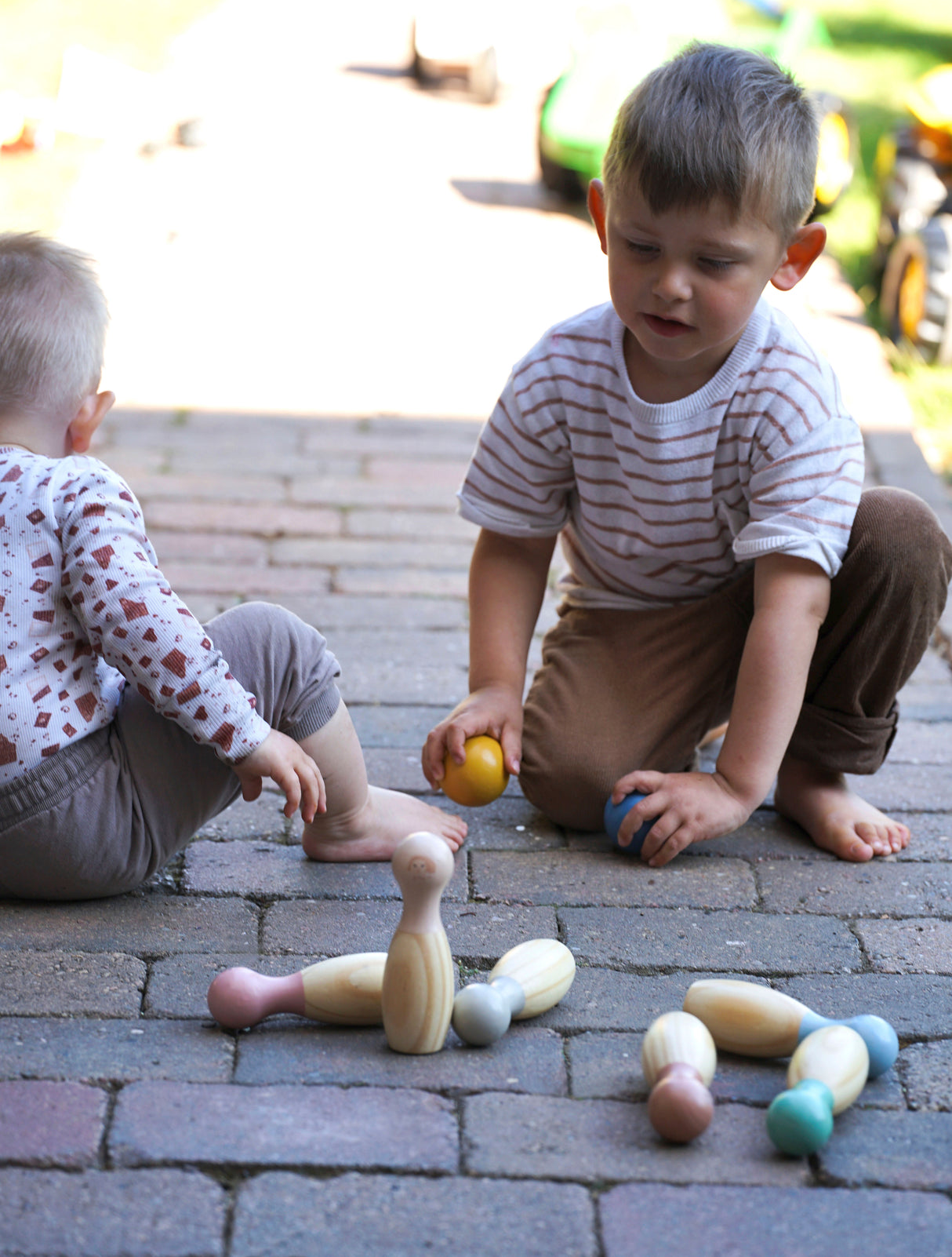 Joc Bowling "Garden Buddies" – Set din Lemn cu 6 Popice și 2 Bile, Animale Grădină, Sacoșă de Transport, Pentru Interior și Exterior
