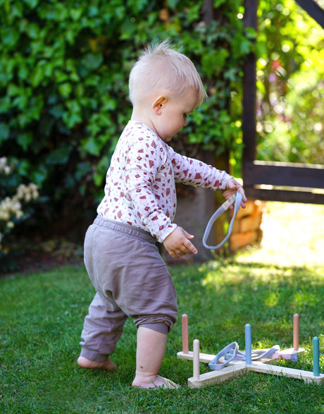 Joc Aruncare Inele "Garden Buddies" – Set din Lemn cu 5 Bețe și 5 Inele Moi, Animale Prietenoase, Pentru Interior și Exterior