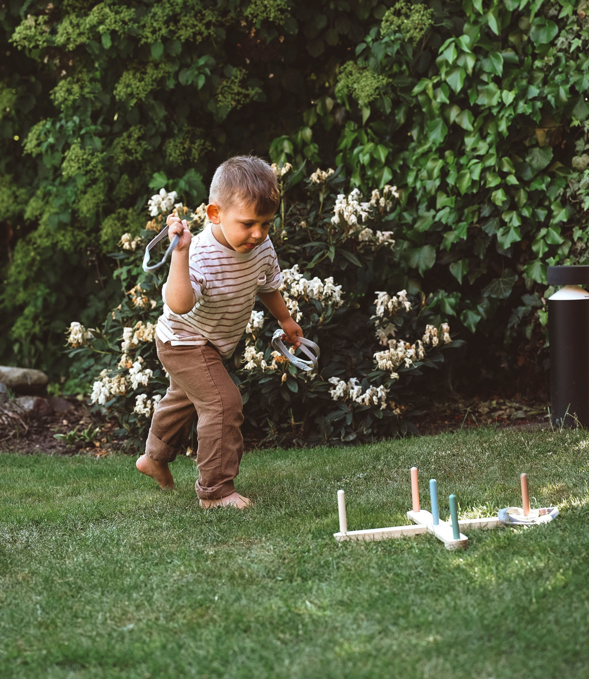 Joc Aruncare Inele "Garden Buddies" – Set din Lemn cu 5 Bețe și 5 Inele Moi, Animale Prietenoase, Pentru Interior și Exterior