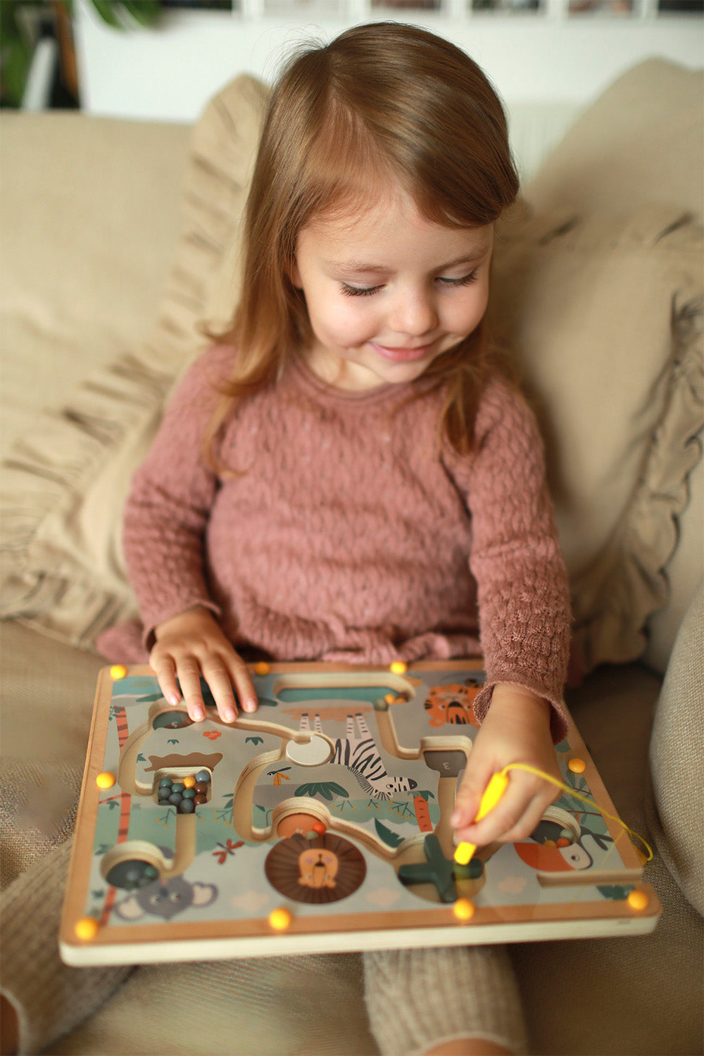 Labirint Magnetic "Safari" FSC 100% – Joc Educativ din Lemn Certificat cu Pix Magnetic, 28 Bile Colorate, Numere și Obstacole
