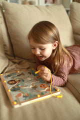 Labirint Magnetic "Safari" FSC 100% – Joc Educativ din Lemn Certificat cu Pix Magnetic, 28 Bile Colorate, Numere și Obstacole