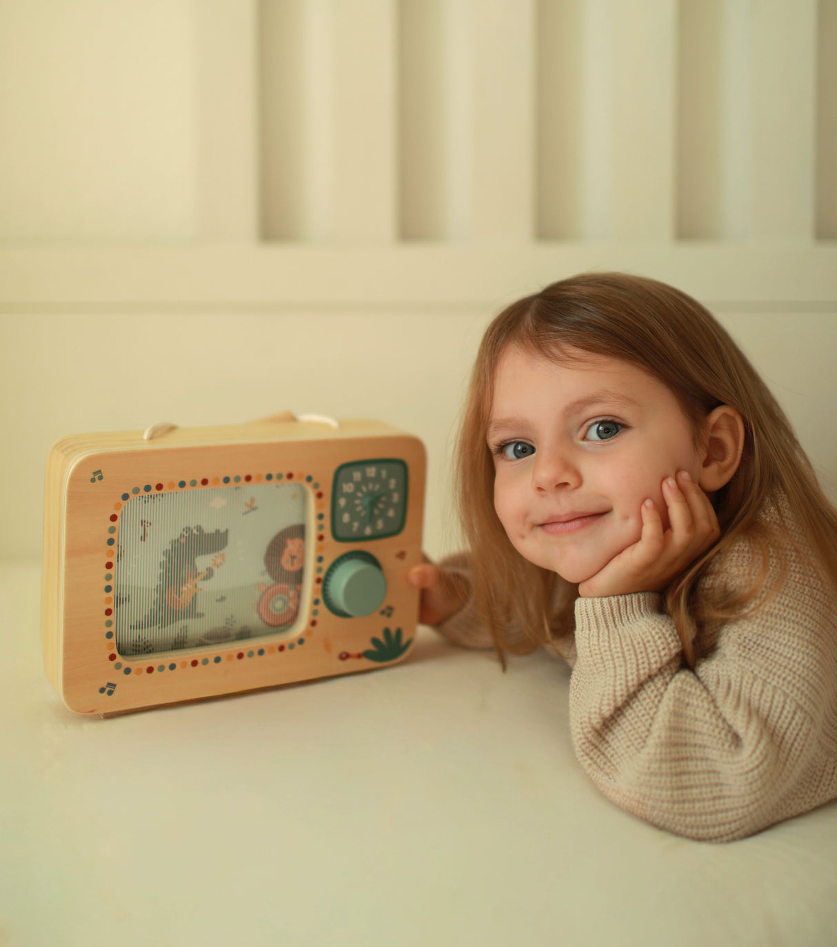 Cutiuță Muzicală Televizor "Safari" FSC 100% – Jucărie din Lemn Certificat cu Buton Rotativ, Animale Safari Muzicale, Ceas și Mâner