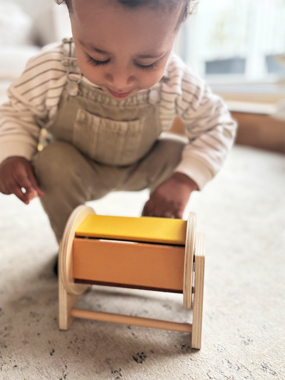 Tobă Rotativă Montessori – Jucărie din Lemn Certificat FSC cu Bilă Sonoră, 5 Fețe Colorate, pentru Bebeluși, Sunet și Mișcare