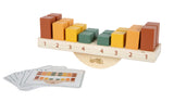 Joc de Echilibru Montessori – Jucărie Educativă din Lemn Certificat FSC, cu Balansoar, 16 Cuburi Colorate și Cartonașe Model