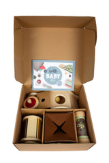 Baby Box 7–9 luni deschis, cu piesele în compartimente
