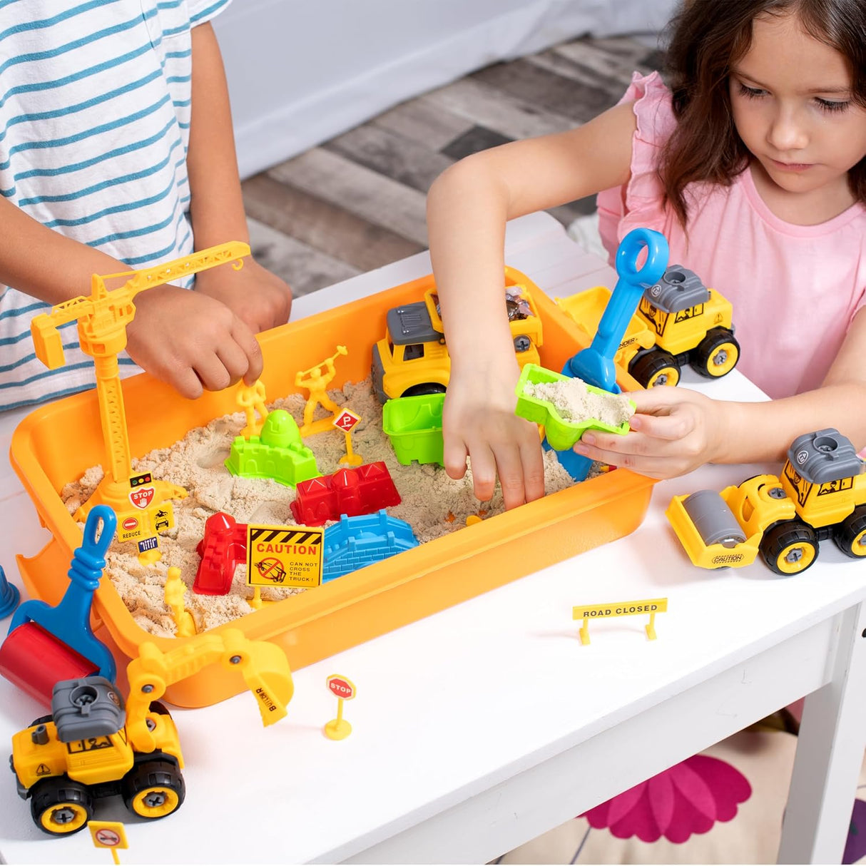 Sensory Bin: Construction Zone - Cutie Senzorială Completă cu Nisip Magic, Vehicule, Muncitori și Accesorii Diverse