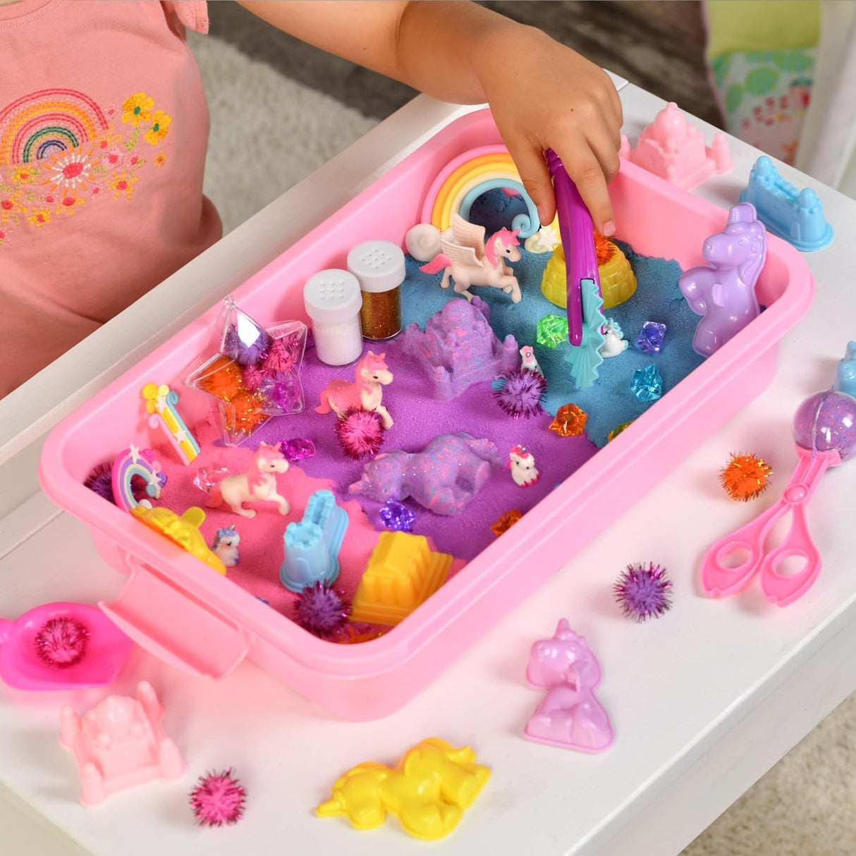 Sensory Bin: Unicorn Valley - Cutie Senzorială Completă cu Nisip Magic, Unicorni, Castel și Accesorii Diverse