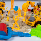 Sensory Bin: Construction Zone - Cutie Senzorială Completă cu Nisip Magic, Vehicule, Muncitori și Accesorii Diverse