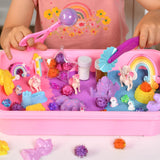 Sensory Bin: Unicorn Valley - Cutie Senzorială Completă cu Nisip Magic, Unicorni, Castel și Accesorii Diverse