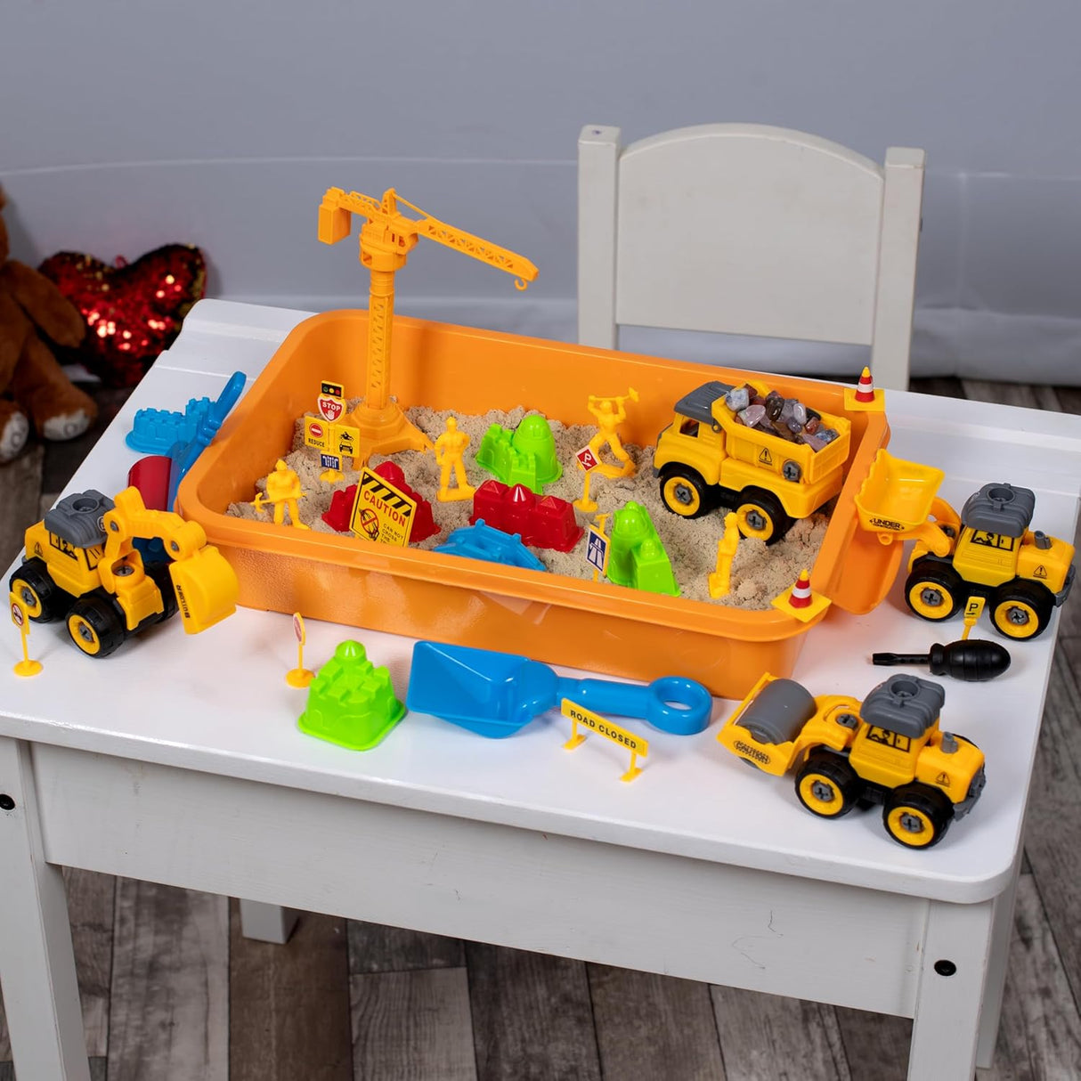 Sensory Bin: Construction Zone - Cutie Senzorială Completă cu Nisip Magic, Vehicule, Muncitori și Accesorii Diverse