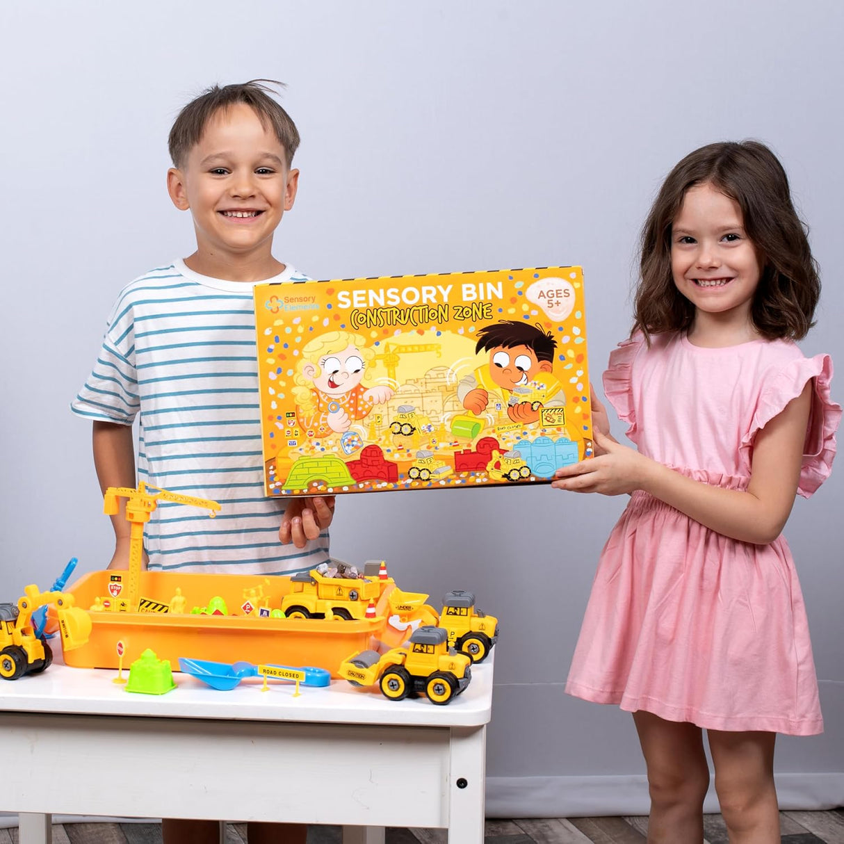 Sensory Bin: Construction Zone - Cutie Senzorială Completă cu Nisip Magic, Vehicule, Muncitori și Accesorii Diverse