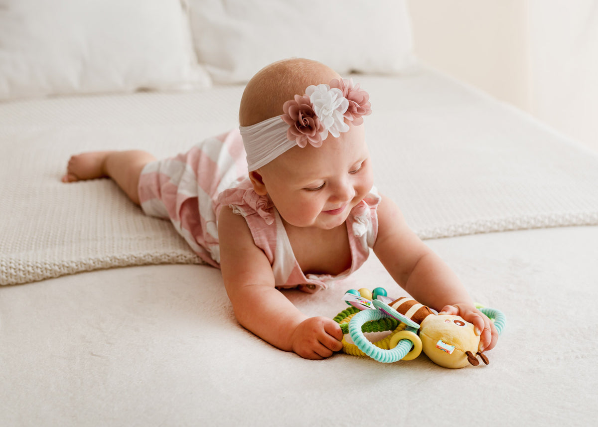 Albinuța Basia cu Clopoțel – Jucărie Senzorială pe Floare cu Inele Elastice Texturate și Etichete Textile, Ușor de Apucat, pentru Bebeluși 0+