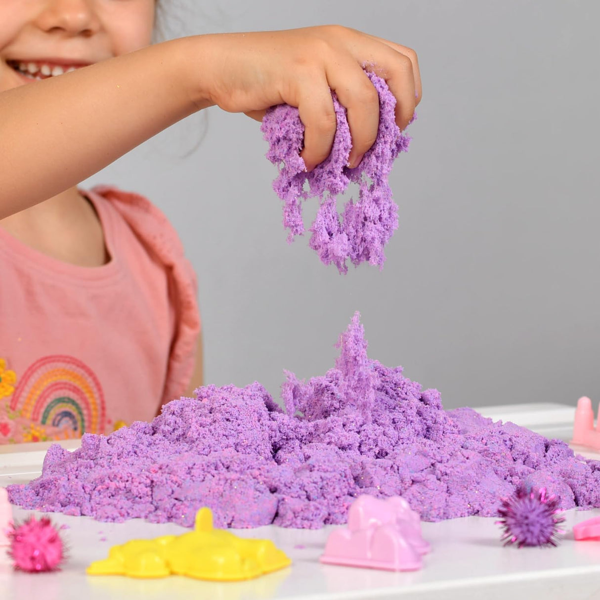 Sensory Bin: Unicorn Valley - Cutie Senzorială Completă cu Nisip Magic, Unicorni, Castel și Accesorii Diverse