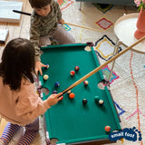 Masă de Biliard Maxi – Joc de Biliard Compact din Lemn pentru Copii, Include 2 Tacuri de 66 cm, Bile, Triunghi și Cretă, Portabil