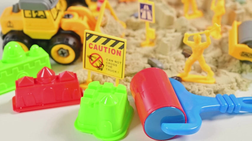 Sensory Bin: Construction Zone - Cutie Senzorială Completă cu Nisip Magic, Vehicule, Muncitori și Accesorii Diverse