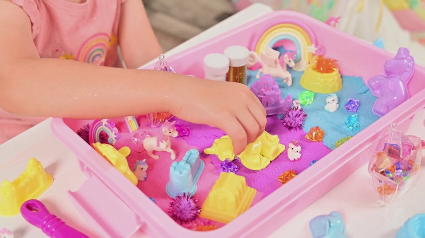 Sensory Bin: Unicorn Valley - Cutie Senzorială Completă cu Nisip Magic, Unicorni, Castel și Accesorii Diverse
